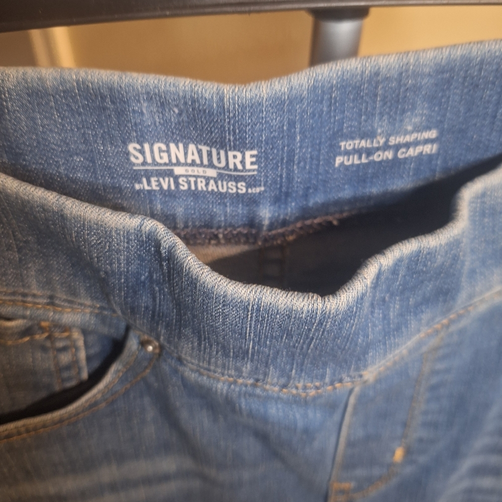 NWT Signature Levi Strauss Women's Pull On Capri Totally Shaping. Size 10 - Picture 5 of 7
